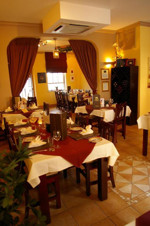 Befani'S Mediterranean Restaurant & Townhouse Клонмел Екстериор снимка